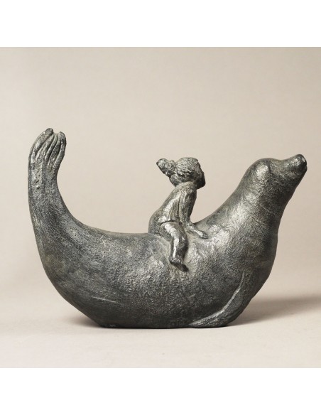 Sculpture de Sophie Verger La petite baigneuse en bronze de profil