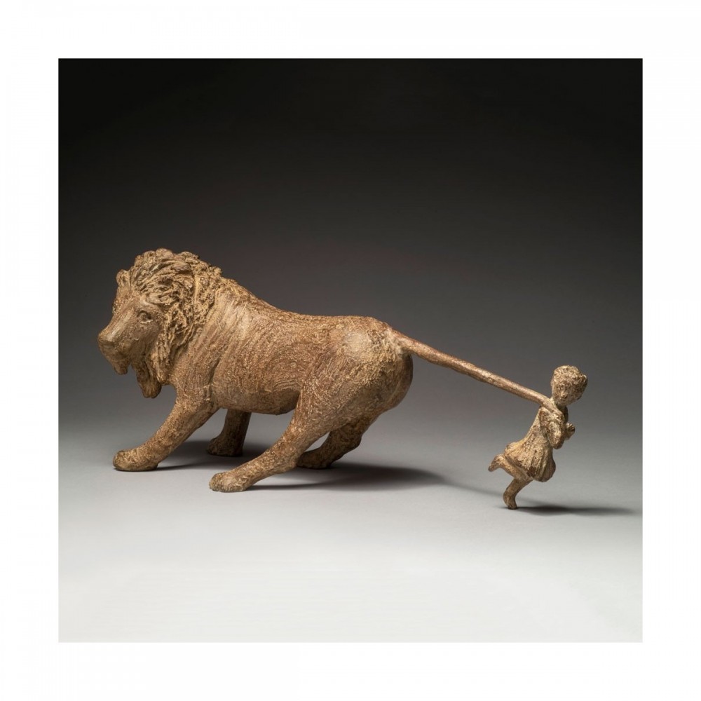 Sculpture de Sophie Verger Jeanne et le lion en bronze