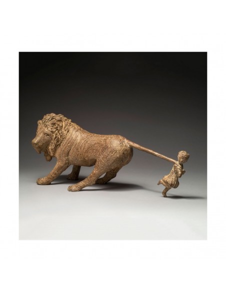 Sculpture de Sophie Verger Jeanne et le lion en bronze
