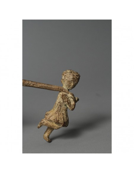 Sculpture de Sophie Verger Jeanne et le lion en bronze, détail fille