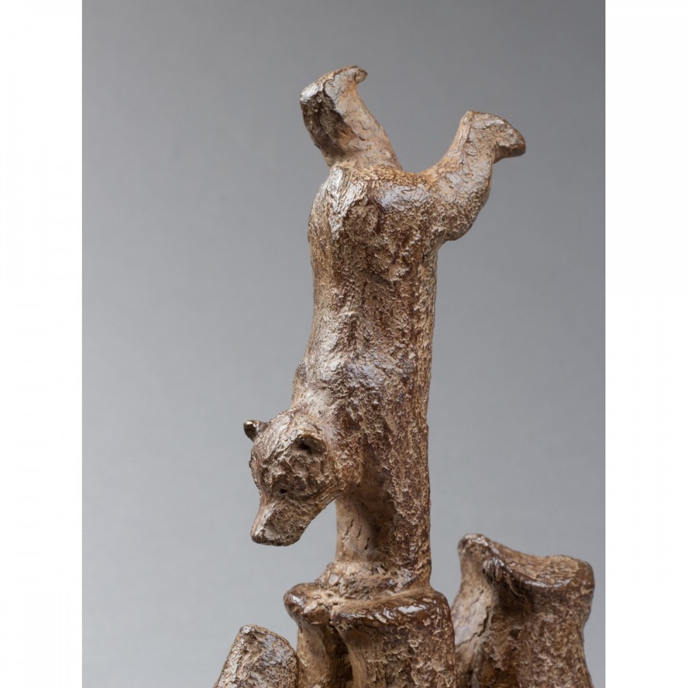 Sculpture de Sophie Verger Ours et son ourson en bronze, détail ourson