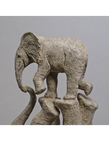 Sculpture de Sophie Verger Tendres jeux en bronze, détail éléphanteau
