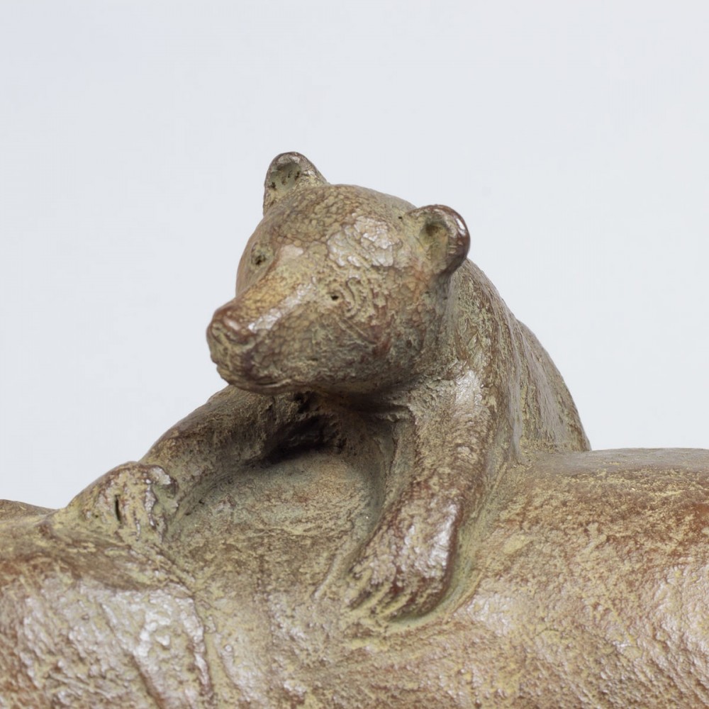 Sculpture de Sophie Verger Trois oursons en bronze, détail ourson