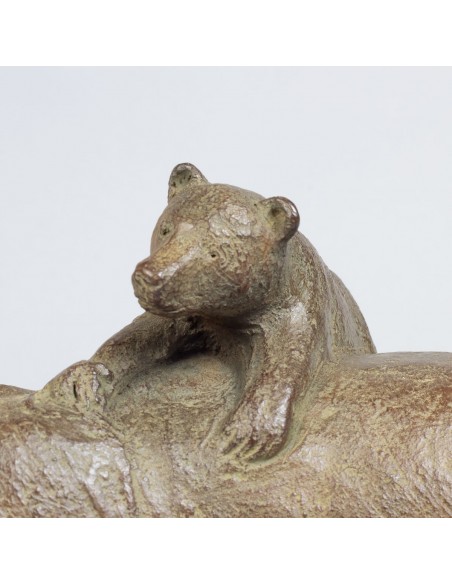 Sculpture de Sophie Verger Trois oursons en bronze, détail ourson