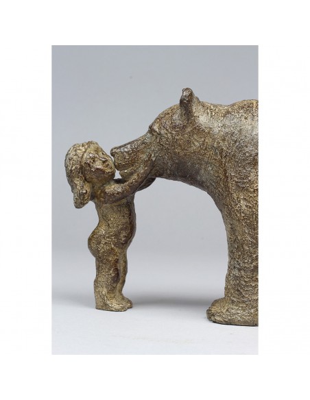 Sculpture de Sophie Verger Mon ours en bronze, détail fille