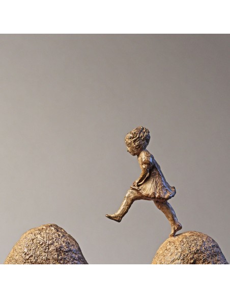 Sculpture de Sophie Verger De bosse en bosse en bronze, détail fille
