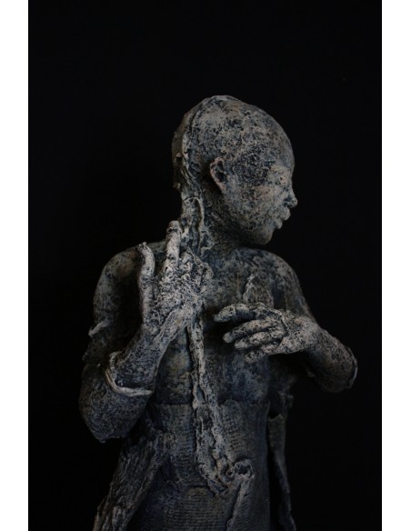 Sculpture de Evelyne Galinski Ora en bronze de profil, détail