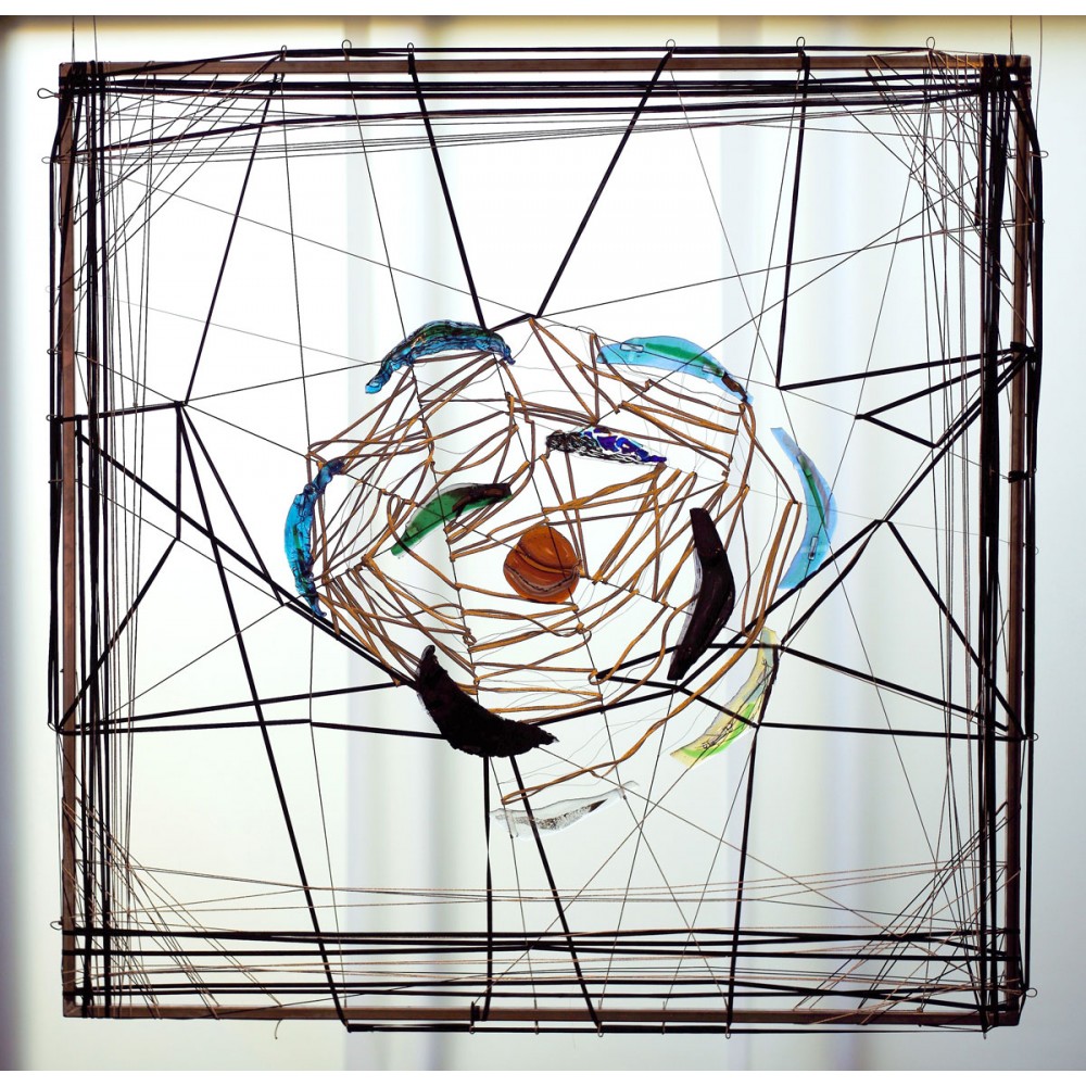 Œuvre de Fabienne Decornet Fleur de saison, suspension aérienne en verre, textile, papier et métal
