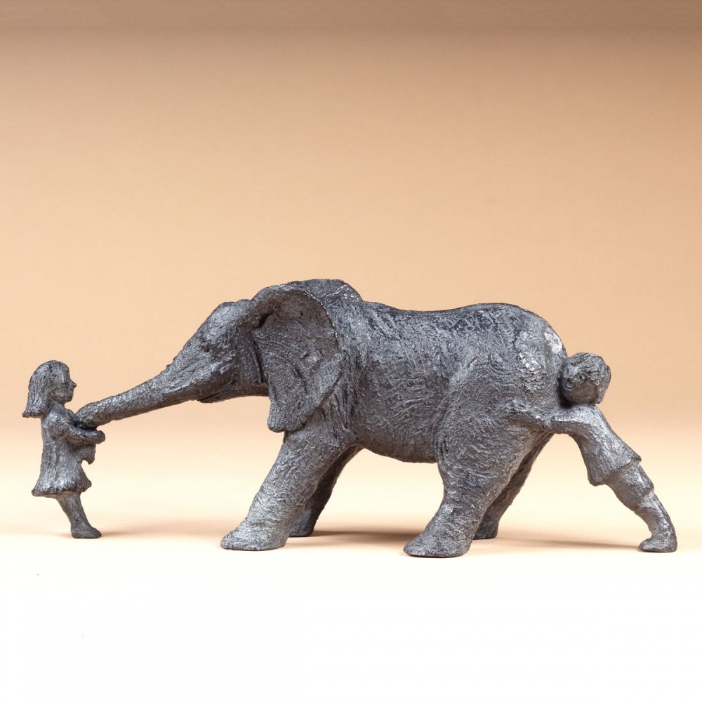 Deux enfants et un éléphanteau
